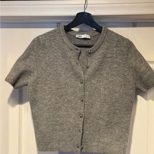 L women’s Zara Short sleeve cardigan soft grey buttons